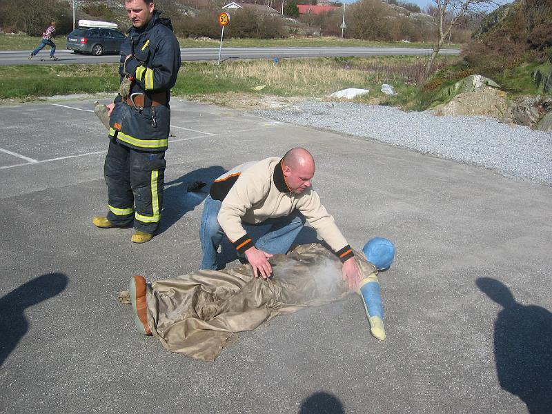 1 april 2008 133.jpg - Johan släcker dockan med filt.